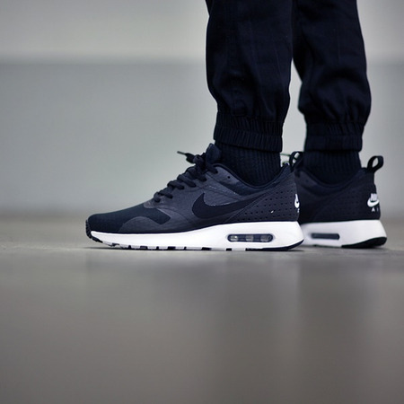 Nike Air Max Tavas Essential "Darkness" (001/negro/blanco)