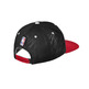 Gorra Flatbrim Bulls Bordada (negro/roja)