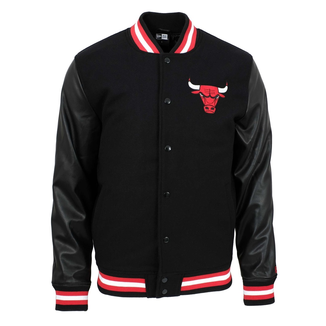 New Era Chicago Bulls NBA League Essential Jacket $2,999.00 Esta Chamarra  New Era de los Chicago Bulls de la colección NBA League…