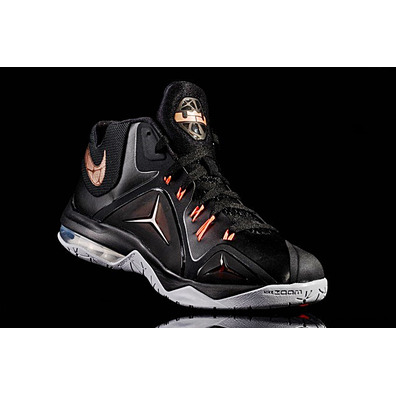 Lebron Ambassador VII "Gold Night" (098/negro/dorado/crimson)