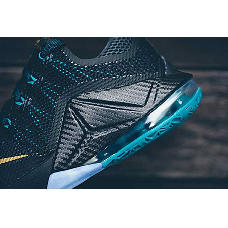 Lebron XII Low "SVSM" (070/negro/metalic gold/ radiant esmeralda)