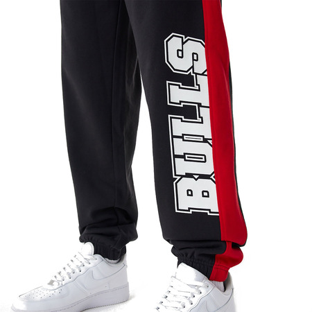 New Era NBA Chicago Bulls Large Graphic Joggers "Black"